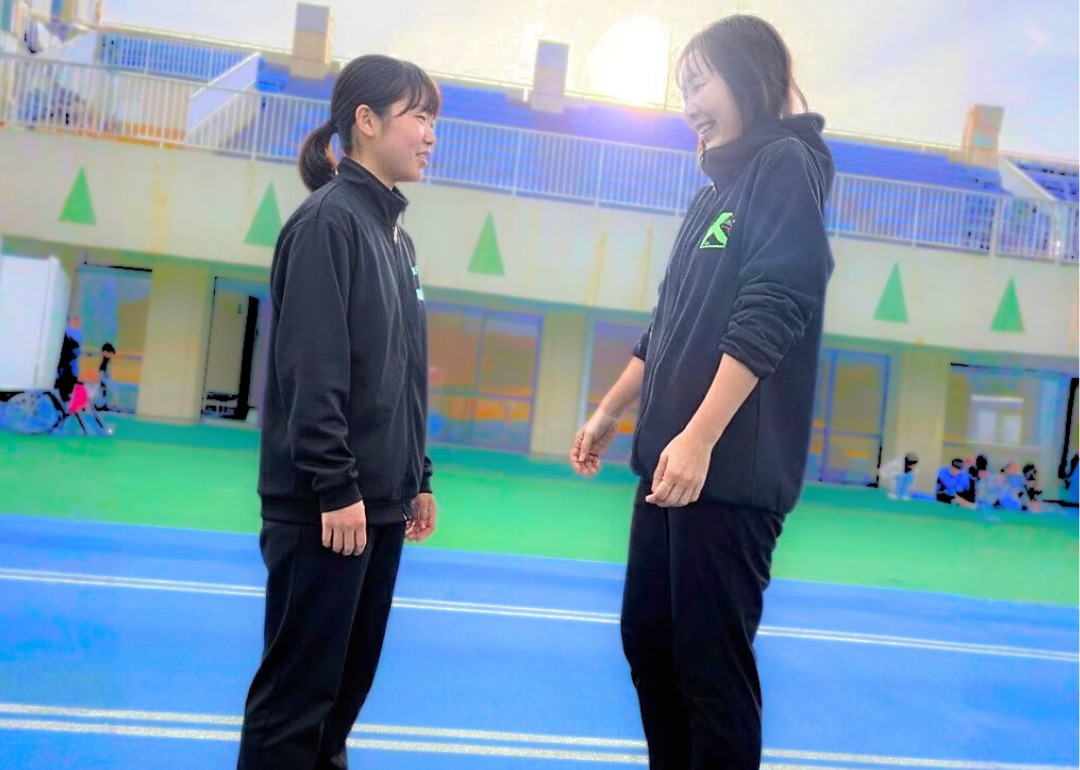 コーチと選手の談笑・サポート風景